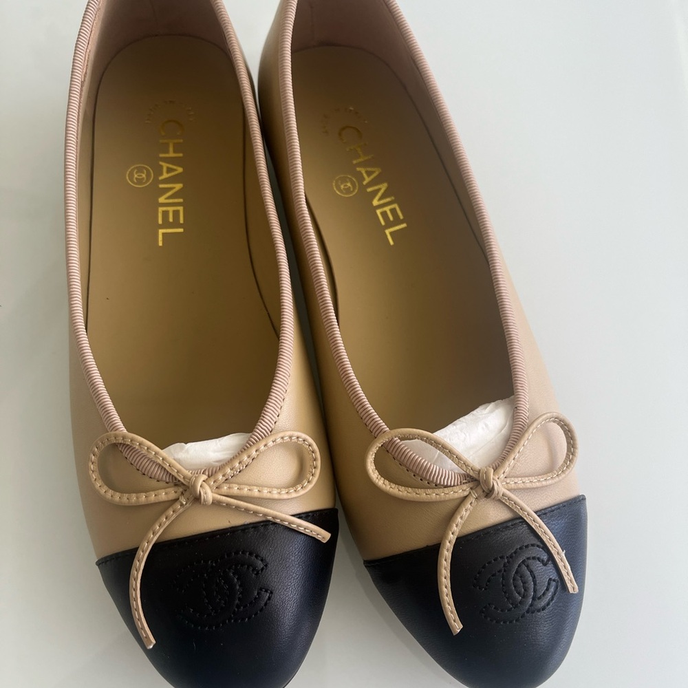 CHANEL Ballerines. Beige and black.